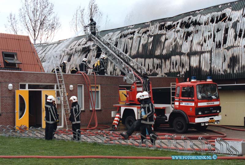 99032201.jpg - DE DORDTENAAR :NUMANSDORP:22-03-1999:EEN UITSLAANDE BRAND HEEFT DE SPORTHAL INNUMANDORP GEHEEL VERWOESWT DOOR DAT HET DAK IN BRAND GERAAKTE. HET GEMEENTEHUIS EN EEN SCHOOL IN DE BUURT WERDEN GEEVACUWEERD.Deze digitale foto blijft eigendom van FOTOPERSBURO BUSINK. Wij hanteren de voorwaarden van het N.V.F. en N.V.J. Gebruik van deze foto impliceert dat u bekend bent  en akkoord gaat met deze voorwaarden bij publicatie.EB/ETIENNE BUSINK