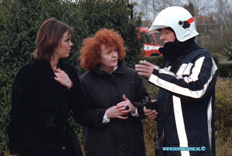 99032202.jpg - DE DORDTENAAR :NUMANSDORP:22-03-1999:EEN UITSLAANDE BRAND HEEFT DE SPORTHAL INNUMANDORP GEHEEL VERWOESWT DOOR DAT HET DAK IN BRAND GERAAKTE. HET GEMEENTEHUIS EN EEN SCHOOL IN DE BUURT WERDEN GEEVACUWEERD.BURGERMEESTER  (MIDDEN) OVELEGT MET BRANDWEER COMEDANTDeze digitale foto blijft eigendom van FOTOPERSBURO BUSINK. Wij hanteren de voorwaarden van het N.V.F. en N.V.J. Gebruik van deze foto impliceert dat u bekend bent  en akkoord gaat met deze voorwaarden bij publicatie.EB/ETIENNE BUSINK