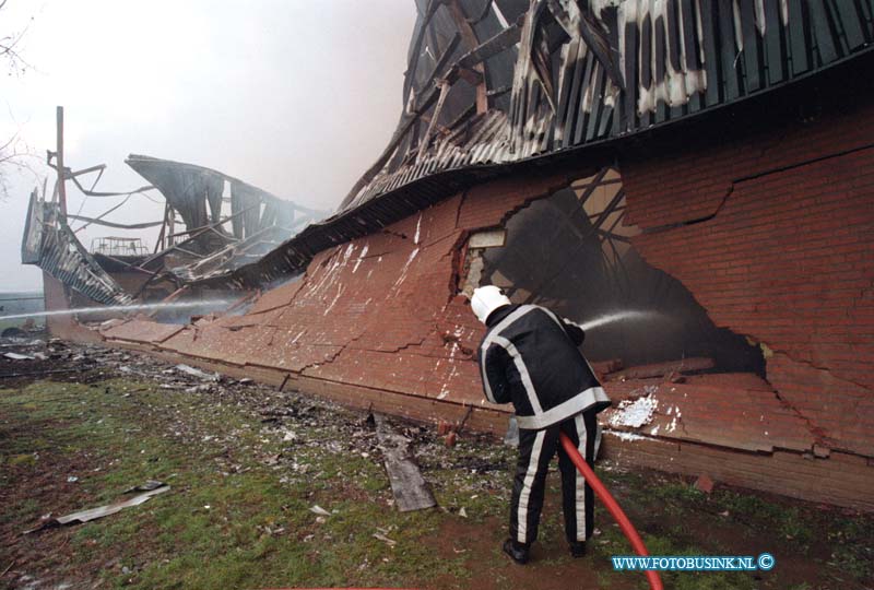 99032203.jpg - DE DORDTENAAR :NUMANSDORP:22-03-1999:EEN UITSLAANDE BRAND HEEFT DE SPORTHAL INNUMANDORP GEHEEL VERWOESWT DOOR DAT HET DAK IN BRAND GERAAKTE. HET GEMEENTEHUIS EN EEN SCHOOL IN DE BUURT WERDEN GEEVACUWEERD.Deze digitale foto blijft eigendom van FOTOPERSBURO BUSINK. Wij hanteren de voorwaarden van het N.V.F. en N.V.J. Gebruik van deze foto impliceert dat u bekend bent  en akkoord gaat met deze voorwaarden bij publicatie.EB/ETIENNE BUSINK