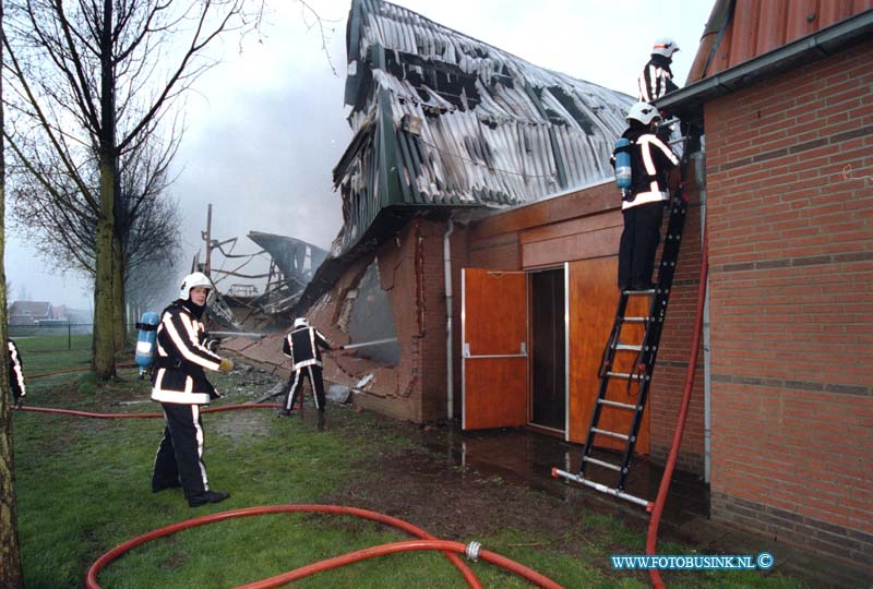 99032204.jpg - DE DORDTENAAR :NUMANSDORP:22-03-1999:EEN UITSLAANDE BRAND HEEFT DE SPORTHAL INNUMANDORP GEHEEL VERWOESWT DOOR DAT HET DAK IN BRAND GERAAKTE. HET GEMEENTEHUIS EN EEN SCHOOL IN DE BUURT WERDEN GEEVACUWEERD.Deze digitale foto blijft eigendom van FOTOPERSBURO BUSINK. Wij hanteren de voorwaarden van het N.V.F. en N.V.J. Gebruik van deze foto impliceert dat u bekend bent  en akkoord gaat met deze voorwaarden bij publicatie.EB/ETIENNE BUSINK