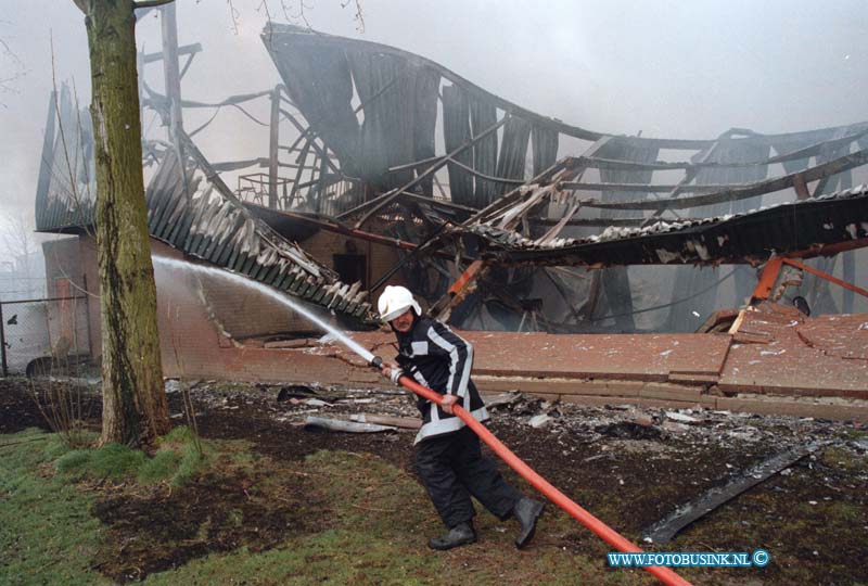 99032205.jpg - WFA :NUMANSDORP:22-03-1999:EEN UITSLAANDE BRAND HEEFT DE SPORTHAL INNUMANDORP GEHEEL VERWOESWT DOOR DAT HET DAK IN BRAND GERAAKTE. HET GEMEENTEHUIS EN EEN SCHOOL IN DE BUURT WERDEN GEEVACUWEERD.Deze digitale foto blijft eigendom van FOTOPERSBURO BUSINK. Wij hanteren de voorwaarden van het N.V.F. en N.V.J. Gebruik van deze foto impliceert dat u bekend bent  en akkoord gaat met deze voorwaarden bij publicatie.EB/ETIENNE BUSINK