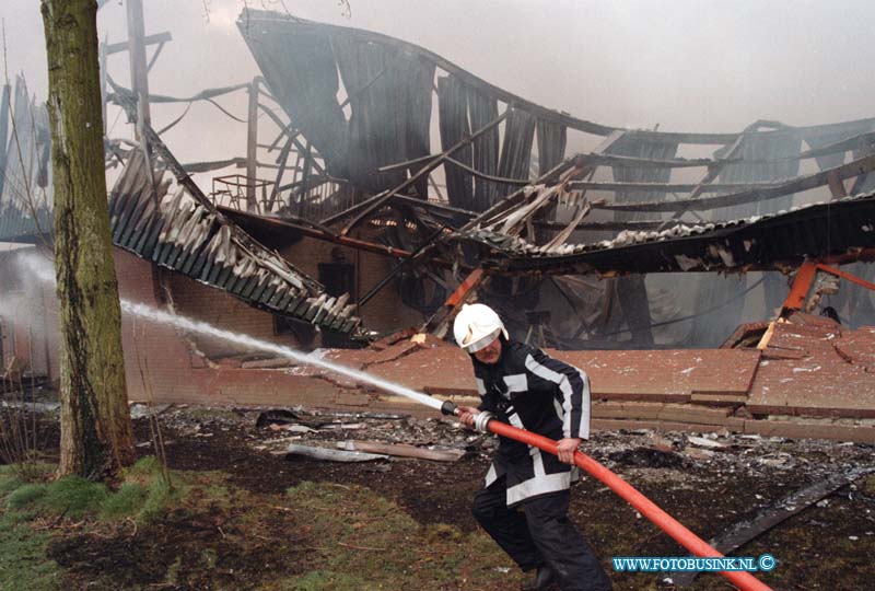 99032206.jpg - DE DORDTENAAR :NUMANSDORP:22-03-1999:EEN UITSLAANDE BRAND HEEFT DE SPORTHAL INNUMANDORP GEHEEL VERWOESWT DOOR DAT HET DAK IN BRAND GERAAKTE. HET GEMEENTEHUIS EN EEN SCHOOL IN DE BUURT WERDEN GEEVACUWEERD.Deze digitale foto blijft eigendom van FOTOPERSBURO BUSINK. Wij hanteren de voorwaarden van het N.V.F. en N.V.J. Gebruik van deze foto impliceert dat u bekend bent  en akkoord gaat met deze voorwaarden bij publicatie.EB/ETIENNE BUSINK