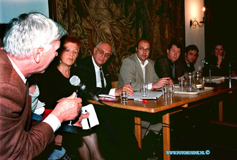 99033121.jpg - DE STEM VAN DORDT :DORDRECHT:31-03-1999:DISCURSIE OVER DRUGS BELEID T HOF  DORDRECHTDeze digitale foto blijft eigendom van FOTOPERSBURO BUSINK. Wij hanteren de voorwaarden van het N.V.F. en N.V.J. Gebruik van deze foto impliceert dat u bekend bent  en akkoord gaat met deze voorwaarden bij publicatie.EB/ETIENNE BUSINK