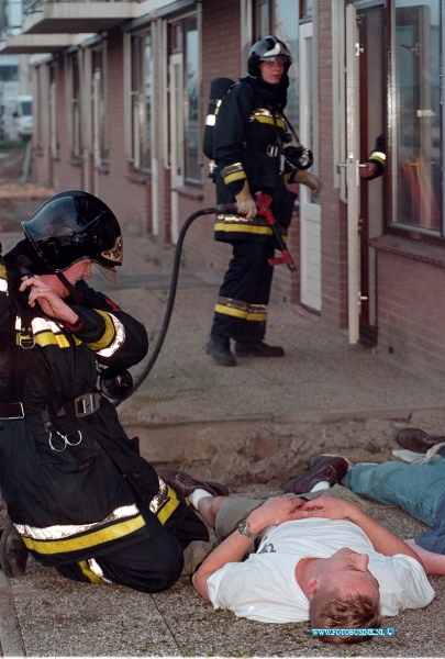 99033165.jpg - DE HIER ZWIJNDRECHT :ZWIJNDRECHT:31.03-1999:BRANDWEER OEFENING IN DE OUDE LINDONK ROTTERDAMSEWEG  ZWIJNDRECHT LOTUS SLACHTOFFERS VAN SCHIPPERS INTERNAAT JULIA DHR OTTOTEL:078-6255382 0F 333 / 341 BRANDWEER DAAN MOERKERKENDeze digitale foto blijft eigendom van FOTOPERSBURO BUSINK. Wij hanteren de voorwaarden van het N.V.F. en N.V.J. Gebruik van deze foto impliceert dat u bekend bent  en akkoord gaat met deze voorwaarden bij publicatie.EB/ETIENNE BUSINK