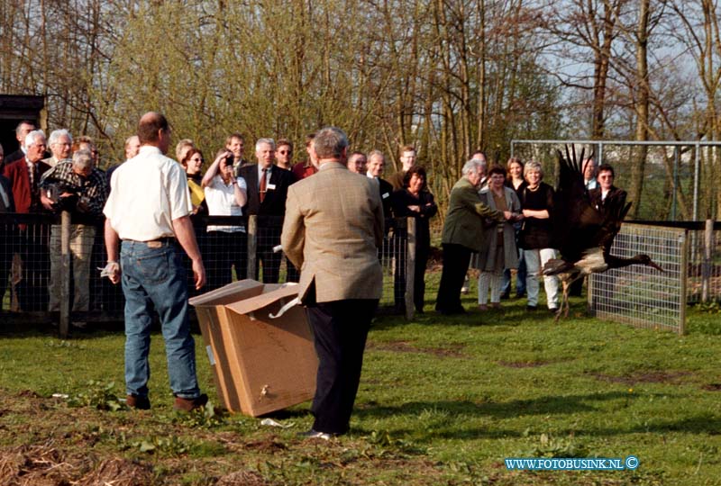 99040103.jpg - DE DORDTENAAR :GROOT AMMERS:01-04-1999:GROOT AMMERS OOIEVAARSDORP WILGENWEG 3 OPENING NATUURBEZOEKERSCENTRUM DOOR GEDEPUTEERDE HEIJKOOP EN WOLF ZWARTE OOIIEVAARDeze digitale foto blijft eigendom van FOTOPERSBURO BUSINK. Wij hanteren de voorwaarden van het N.V.F. en N.V.J. Gebruik van deze foto impliceert dat u bekend bent  en akkoord gaat met deze voorwaarden bij publicatie.EB/ETIENNE BUSINK