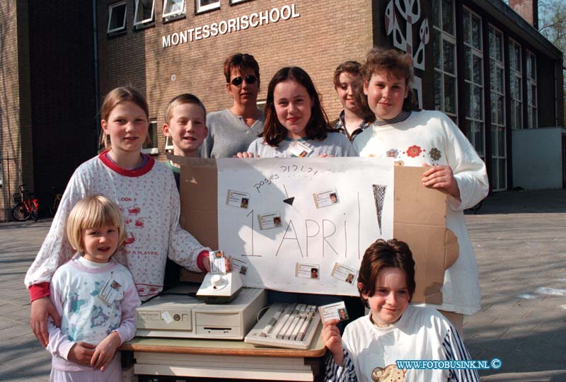 99040109.jpg - DE STEM VAN DORDT :DORDRECHT:01-04-1999:SCHOOL PASJES OP DE MONTESSORISCHOOL WAS 1 APRIL GRAPDeze digitale foto blijft eigendom van FOTOPERSBURO BUSINK. Wij hanteren de voorwaarden van het N.V.F. en N.V.J. Gebruik van deze foto impliceert dat u bekend bent  en akkoord gaat met deze voorwaarden bij publicatie.EB/ETIENNE BUSINK