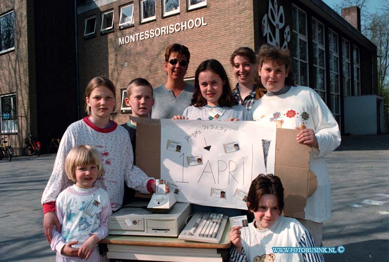 99040110.jpg - DE STEM VAN DORDT :DORDRECHT:01-04-1999:SCHOOL PASJES OP DE MONTESSORISCHOOL WAS 1 APRIL GRAPDeze digitale foto blijft eigendom van FOTOPERSBURO BUSINK. Wij hanteren de voorwaarden van het N.V.F. en N.V.J. Gebruik van deze foto impliceert dat u bekend bent  en akkoord gaat met deze voorwaarden bij publicatie.EB/ETIENNE BUSINK