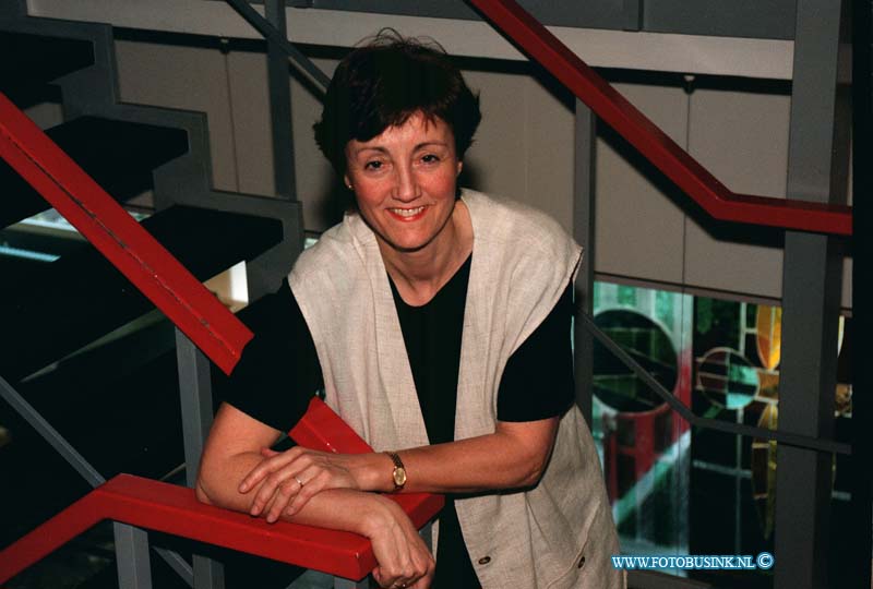 99040201.jpg - NETWERK/STADSVERVOER :DORDRECHT:02-04-1999:MARIANNE REIJNST-CANTINEAU VAN PERSONEELSZAKEN Deze digitale foto blijft eigendom van FOTOPERSBURO BUSINK. Wij hanteren de voorwaarden van het N.V.F. en N.V.J. Gebruik van deze foto impliceert dat u bekend bent  en akkoord gaat met deze voorwaarden bij publicatie.EB/ETIENNE BUSINK