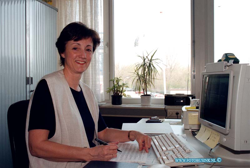 99040202.jpg - NETWERK/STADSVERVOER :DORDRECHT:02-04-1999:MARIANNE REIJNST-CANTINEAU VAN PERSONEELSZAKEN Deze digitale foto blijft eigendom van FOTOPERSBURO BUSINK. Wij hanteren de voorwaarden van het N.V.F. en N.V.J. Gebruik van deze foto impliceert dat u bekend bent  en akkoord gaat met deze voorwaarden bij publicatie.EB/ETIENNE BUSINK