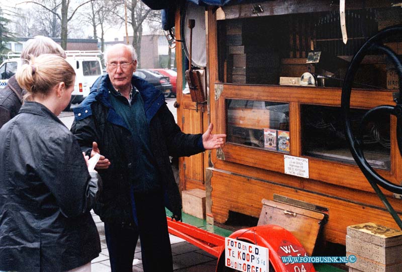 99040301.jpg - DE DORDTENAAR :ALBLASSE4RDAM:03-04-1999:BIJU WINKELCENTRUM SCHELDEPLEIN STOND EEN ORGEL DRAAI IN DE STROMENDE REGEN ZIJN LIED AAN HET WINKELEND PUBLIEK HOREN.Deze digitale foto blijft eigendom van FOTOPERSBURO BUSINK. Wij hanteren de voorwaarden van het N.V.F. en N.V.J. Gebruik van deze foto impliceert dat u bekend bent  en akkoord gaat met deze voorwaarden bij publicatie.EB/ETIENNE BUSINK