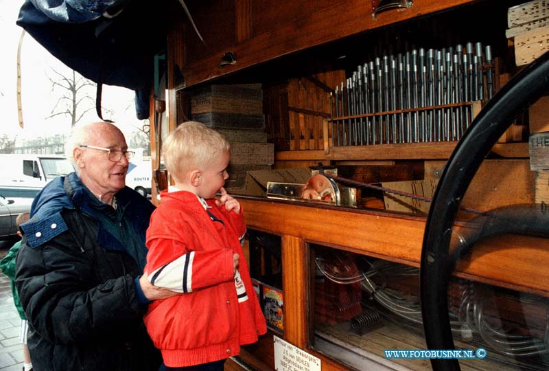 99040302.jpg - DE DORDTENAAR :ALBLASSE4RDAM:03-04-1999:BIJU WINKELCENTRUM SCHELDEPLEIN STOND EEN ORGEL DRAAI IN DE STROMENDE REGEN ZIJN LIED AAN HET WINKELEND PUBLIEK HOREN.Deze digitale foto blijft eigendom van FOTOPERSBURO BUSINK. Wij hanteren de voorwaarden van het N.V.F. en N.V.J. Gebruik van deze foto impliceert dat u bekend bent  en akkoord gaat met deze voorwaarden bij publicatie.EB/ETIENNE BUSINK