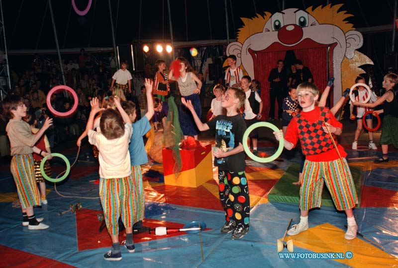 99040303.jpg - DE DORDTENAAR :DORDRECHT:03-04-1999:KINDER PAAS CIRKCUS OKI DOKI IN CIRCUS TENT VAN CIRCUS ROYAL IN DUBBELDAMDeze digitale foto blijft eigendom van FOTOPERSBURO BUSINK. Wij hanteren de voorwaarden van het N.V.F. en N.V.J. Gebruik van deze foto impliceert dat u bekend bent  en akkoord gaat met deze voorwaarden bij publicatie.EB/ETIENNE BUSINK