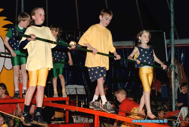 99040304.jpg - DE DORDTENAAR :DORDRECHT:03-04-1999:KINDER PAAS CIRKCUS OKI DOKI IN CIRCUS TENT VAN CIRCUS ROYAL IN DUBBELDAMDeze digitale foto blijft eigendom van FOTOPERSBURO BUSINK. Wij hanteren de voorwaarden van het N.V.F. en N.V.J. Gebruik van deze foto impliceert dat u bekend bent  en akkoord gaat met deze voorwaarden bij publicatie.EB/ETIENNE BUSINK