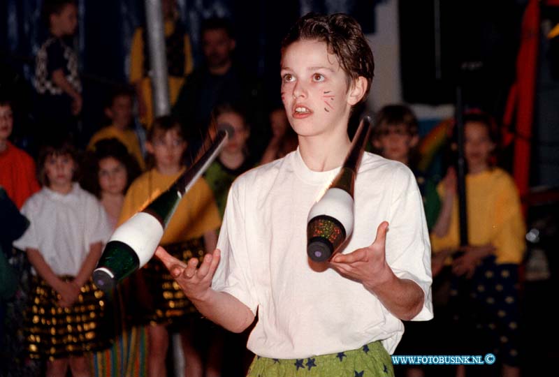 99040305.jpg - DE DORDTENAAR :DORDRECHT:03-04-1999:KINDER PAAS CIRKCUS OKI DOKI IN CIRCUS TENT VAN CIRCUS ROYAL IN DUBBELDAMDeze digitale foto blijft eigendom van FOTOPERSBURO BUSINK. Wij hanteren de voorwaarden van het N.V.F. en N.V.J. Gebruik van deze foto impliceert dat u bekend bent  en akkoord gaat met deze voorwaarden bij publicatie.EB/ETIENNE BUSINK