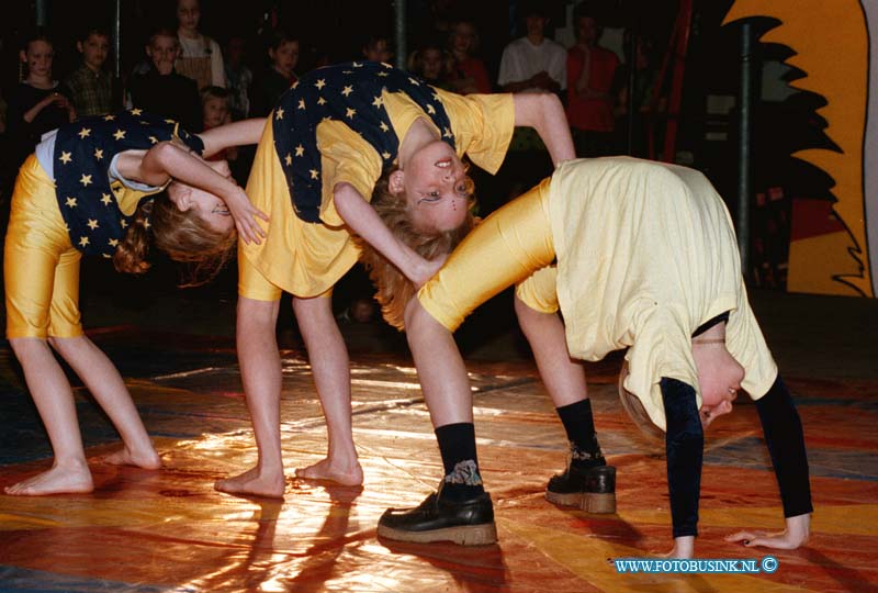 99040307.jpg - DE DORDTENAAR :DORDRECHT:03-04-1999:KINDER PAAS CIRKCUS OKI DOKI IN CIRCUS TENT VAN CIRCUS ROYAL IN DUBBELDAMDeze digitale foto blijft eigendom van FOTOPERSBURO BUSINK. Wij hanteren de voorwaarden van het N.V.F. en N.V.J. Gebruik van deze foto impliceert dat u bekend bent  en akkoord gaat met deze voorwaarden bij publicatie.EB/ETIENNE BUSINK