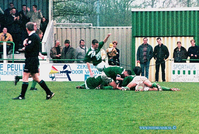 99040308.jpg - DE DORDTENAAR :NIEUW LEKKERLAND:05-04-1999:SPORTPARK KLIPPER WESTRIJD NIEUW-LEKKERLAND/ORANJE WITDeze digitale foto blijft eigendom van FOTOPERSBURO BUSINK. Wij hanteren de voorwaarden van het N.V.F. en N.V.J. Gebruik van deze foto impliceert dat u bekend bent  en akkoord gaat met deze voorwaarden bij publicatie.EB/ETIENNE BUSINK