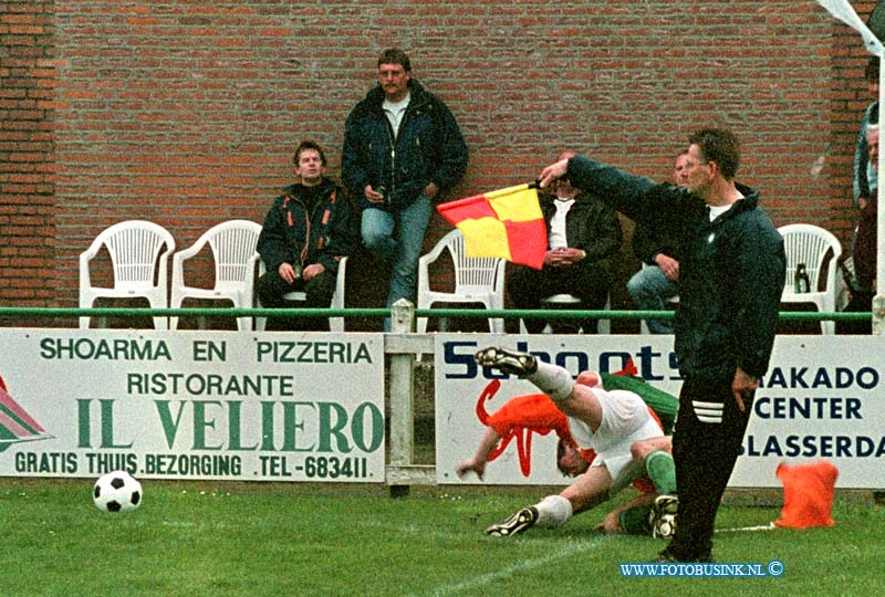 99040310.jpg - DE DORDTENAAR :NIEUW LEKKERLAND:05-04-1999:SPORTPARK KLIPPER WESTRIJD NIEUW-LEKKERLAND/ORANJE WITDeze digitale foto blijft eigendom van FOTOPERSBURO BUSINK. Wij hanteren de voorwaarden van het N.V.F. en N.V.J. Gebruik van deze foto impliceert dat u bekend bent  en akkoord gaat met deze voorwaarden bij publicatie.EB/ETIENNE BUSINK