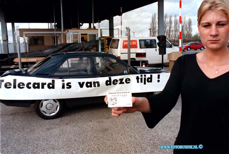 99040701.jpg - DE DORDTENAAR :iDORDRECHT:07-04-1999:INGEBRUIK NAMEN VAN DE TELCARD VOOR DORTDTSE KILTUNNEL  AUTOMATIC BETALEN MET EEN CREDIT CARD.Deze digitale foto blijft eigendom van FOTOPERSBURO BUSINK. Wij hanteren de voorwaarden van het N.V.F. en N.V.J. Gebruik van deze foto impliceert dat u bekend bent  en akkoord gaat met deze voorwaarden bij publicatie.EB/ETIENNE BUSINK