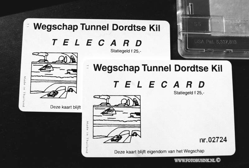 99040703.jpg - DE DORDTENAAR :iDORDRECHT:07-04-1999:INGEBRUIK NAMEN VAN DE TELCARD VOOR DORTDTSE KILTUNNEL  AUTOMATIC BETALEN MET EEN CREDIT CARD.Deze digitale foto blijft eigendom van FOTOPERSBURO BUSINK. Wij hanteren de voorwaarden van het N.V.F. en N.V.J. Gebruik van deze foto impliceert dat u bekend bent  en akkoord gaat met deze voorwaarden bij publicatie.EB/ETIENNE BUSINK