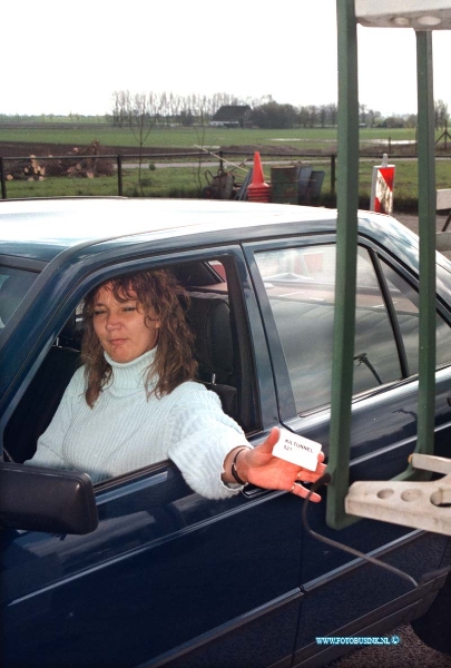 99040706.jpg - NETWERK/STADSVERVOER i :iDORDRECHT:07-04-1999:INGEBRUIK NAMEN VAN DE TELCARD VOOR DORTDTSE KILTUNNEL  AUTOMATIC BETALEN MET EEN CREDIT CARD.Deze digitale foto blijft eigendom van FOTOPERSBURO BUSINK. Wij hanteren de voorwaarden van het N.V.F. en N.V.J. Gebruik van deze foto impliceert dat u bekend bent  en akkoord gaat met deze voorwaarden bij publicatie.EB/ETIENNE BUSINK