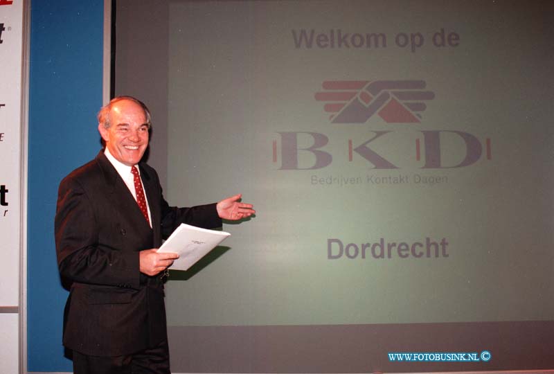 99040707.jpg - NETWERK/STADSVERVOER :DORDRECHT:07-04-1999:DE BEDRIJVEN CONTAKT DAGEN DRECHTSTEDENHAL DORDRECHT EN FOTO'S OPENING HANDELING DOOR DIRKTEUR JAN LAURIJSSENDeze digitale foto blijft eigendom van FOTOPERSBURO BUSINK. Wij hanteren de voorwaarden van het N.V.F. en N.V.J. Gebruik van deze foto impliceert dat u bekend bent  en akkoord gaat met deze voorwaarden bij publicatie.EB/ETIENNE BUSINK