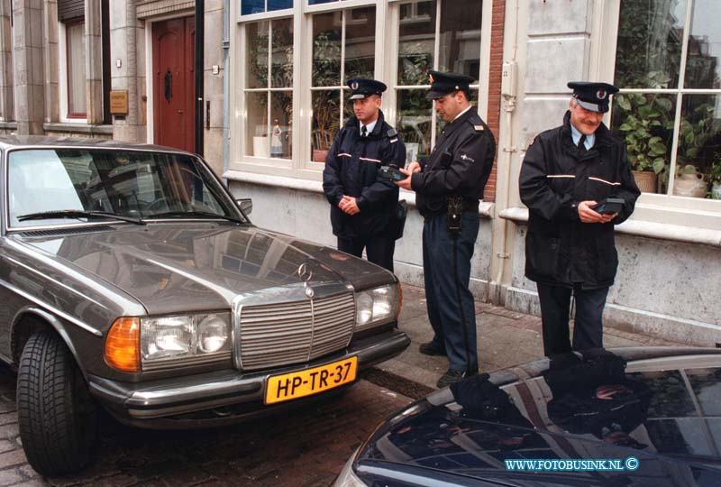 99040902.jpg - DE STEM VAN DORDT :DORDRECHT:09-04-1999:NIEWE PARKEERWACHTER ZIJN HET STRAAT BEELD VAN DORDT ZE WORDEN BIJ PROCOM GEHUURDDeze digitale foto blijft eigendom van FOTOPERSBURO BUSINK. Wij hanteren de voorwaarden van het N.V.F. en N.V.J. Gebruik van deze foto impliceert dat u bekend bent  en akkoord gaat met deze voorwaarden bij publicatie.EB/ETIENNE BUSINK