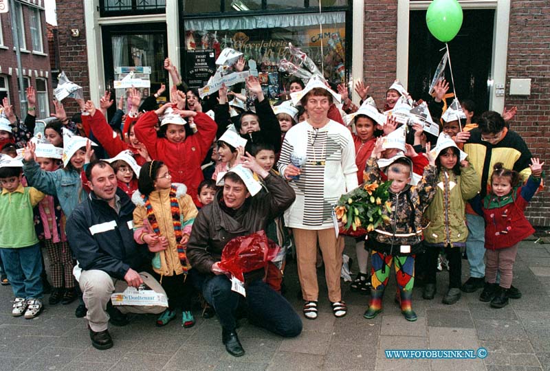 99041004.jpg - DE DORDTENAAR :DORDRECHT:10-04-1999:SNOEPWINKELTJE SINT JORISWEG EIGENAARRESSE CORIE VAN DE WAAL WORDT GEHULDIGT OMDAT DE WINKEL 40 JAAR BESTAATDeze digitale foto blijft eigendom van FOTOPERSBURO BUSINK. Wij hanteren de voorwaarden van het N.V.F. en N.V.J. Gebruik van deze foto impliceert dat u bekend bent  en akkoord gaat met deze voorwaarden bij publicatie.EB/ETIENNE BUSINK