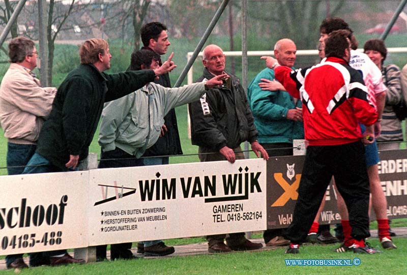 99041006.jpg - DE DORDTENAAR SPORT:AALST:10-04-1999:VOETBAL WESTRIJD RHODA BOYS BOMMELENERWAARD-ASWHDeze digitale foto blijft eigendom van FOTOPERSBURO BUSINK. Wij hanteren de voorwaarden van het N.V.F. en N.V.J. Gebruik van deze foto impliceert dat u bekend bent  en akkoord gaat met deze voorwaarden bij publicatie.EB/ETIENNE BUSINK