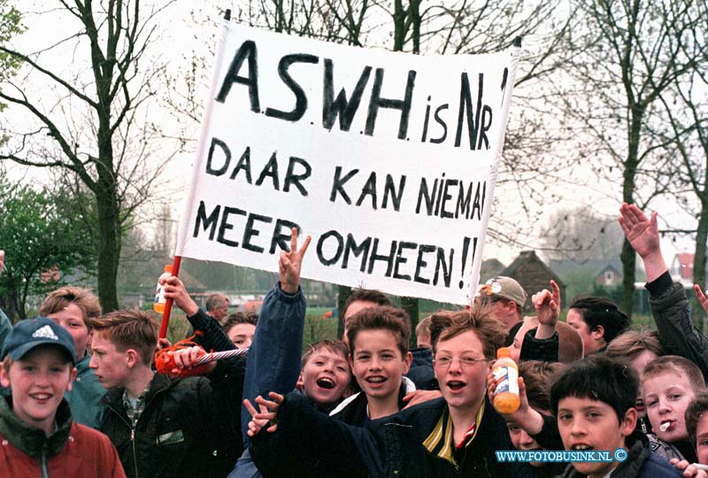 99041007.jpg - DE DORDTENAAR SPORT:AALST:10-04-1999:VOETBAL WESTRIJD RHODA BOYS BOMMELENERWAARD-ASWHDeze digitale foto blijft eigendom van FOTOPERSBURO BUSINK. Wij hanteren de voorwaarden van het N.V.F. en N.V.J. Gebruik van deze foto impliceert dat u bekend bent  en akkoord gaat met deze voorwaarden bij publicatie.EB/ETIENNE BUSINK