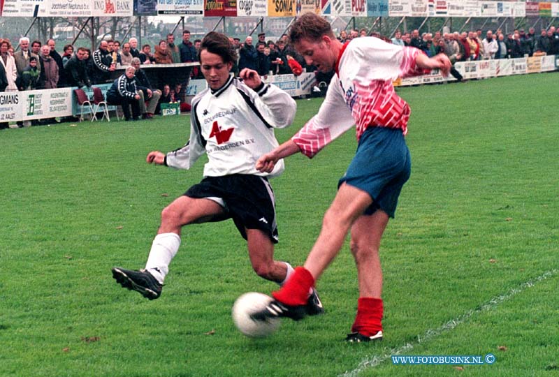 99041008.jpg - DE DORDTENAAR SPORT:AALST:10-04-1999:VOETBAL WESTRIJD RHODA BOYS BOMMELENERWAARD-ASWHDeze digitale foto blijft eigendom van FOTOPERSBURO BUSINK. Wij hanteren de voorwaarden van het N.V.F. en N.V.J. Gebruik van deze foto impliceert dat u bekend bent  en akkoord gaat met deze voorwaarden bij publicatie.EB/ETIENNE BUSINK