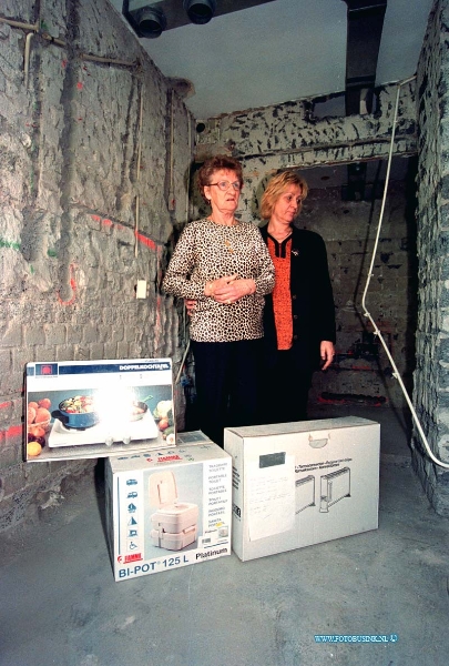 99041102.jpg - DE DORDTENAAR :DORDRECHT:11-04-1999:ADMIRALS PLEIN DORDRECHT DOOR RENOVATIE AAN  WONINGEN  MOETEN BEWONNERS WONNEN  IN ONBEWOONBARE WONINGEN ZONDER KEUKEN EN WC EN  BADKAMER. EN ZONDER STROOM.Deze digitale foto blijft eigendom van FOTOPERSBURO BUSINK. Wij hanteren de voorwaarden van het N.V.F. en N.V.J. Gebruik van deze foto impliceert dat u bekend bent  en akkoord gaat met deze voorwaarden bij publicatie.EB/ETIENNE BUSINK