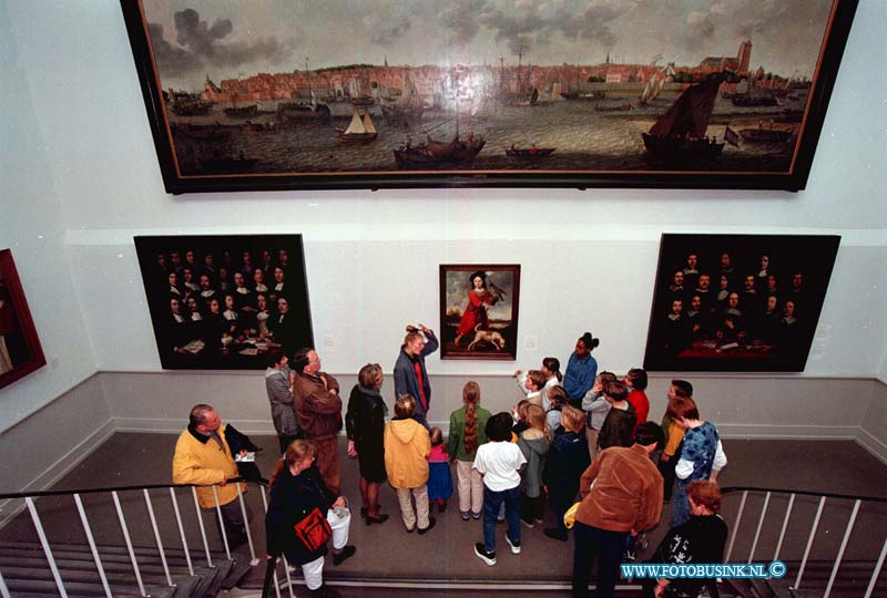 99041106.jpg - DE WEEK VAN BUS :DORDRECHT:10-04-1999:TIJDENS DE MUSEEUM DAGEN IN DORDRECHTSE MUSEEUM GEEFT MEVR PARDON EEN SPECIALE RONDLEIDING VOOR KINDERENM OP EEN GRAPIGE MANIERDeze digitale foto blijft eigendom van FOTOPERSBURO BUSINK. Wij hanteren de voorwaarden van het N.V.F. en N.V.J. Gebruik van deze foto impliceert dat u bekend bent  en akkoord gaat met deze voorwaarden bij publicatie.EB/ETIENNE BUSINK