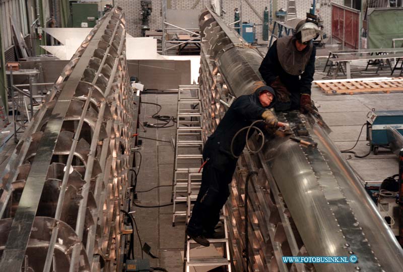 99041201.jpg - NETWERK/STADSVERVOER :NIEUW LEKKERLAND:12-04-1999:BAYLARDS ALUMINIUMCONSTRUKTIES IN NIEUW LEKKERLAND 4 STUURHUIZEN OF ROMPEN VOOR TE BOUWEN WATER BUSSENDeze digitale foto blijft eigendom van FOTOPERSBURO BUSINK. Wij hanteren de voorwaarden van het N.V.F. en N.V.J. Gebruik van deze foto impliceert dat u bekend bent  en akkoord gaat met deze voorwaarden bij publicatie.EB/ETIENNE BUSINK