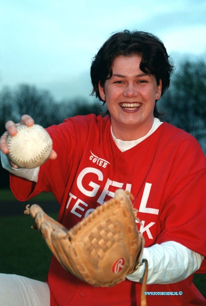 99041308.jpg - DE DORDTENAAR  SPORT:ZWIJNDRECHT:13-04-1999:SPORTPARK BAKESTEIJN ZWIJNDRECHT SOFTBAL VERENIGING ZWIJNDRECHT FOTO SOFTBALSTER DANIELLE ZWITZERDeze digitale foto blijft eigendom van FOTOPERSBURO BUSINK. Wij hanteren de voorwaarden van het N.V.F. en N.V.J. Gebruik van deze foto impliceert dat u bekend bent  en akkoord gaat met deze voorwaarden bij publicatie.EB/ETIENNE BUSINK