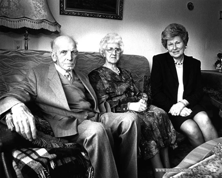 99041406.jpg - DE STEM VAN DORDT :DORDRECHT:14-04-1999: FAM DEN HOLANDER 60 JAAR GETROUWT HENNRY POLAKSTRAAT 7 DORDRECHT MEVR  NOORLAND KOMT OP BEZOEKDeze digitale foto blijft eigendom van FOTOPERSBURO BUSINK. Wij hanteren de voorwaarden van het N.V.F. en N.V.J. Gebruik van deze foto impliceert dat u bekend bent  en akkoord gaat met deze voorwaarden bij publicatie.EB/ETIENNE BUSINK