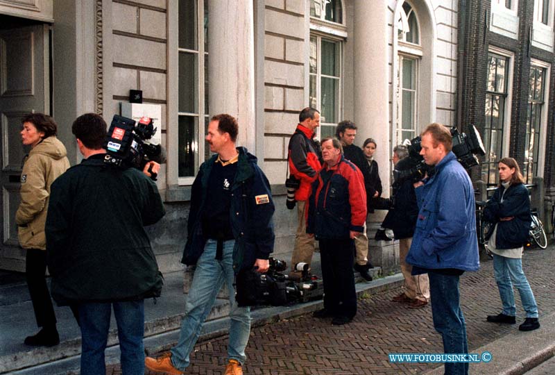 99041504.jpg - WFA :DORDRECHT:15-04-1999:DE PERS STAAT IN GROTE GETALEN TE WACHTEN OP DE MENSEN DIE HET PROCES BIJ WONEN DE OPKOMST IN DORDRECHT WAS MATIGHET BEGIN VAN DE RECHTZAAK IN DE RECHTBANK OP HET STEEGPOVERSLOOT  TE DORDRECHT TEGEN DE VERDACHTE VAN DE SCHIETPARTIJ BIJ DISCOTHEEK BACCHUS IN DE KERKSTEEG GORINCHEM WAAR BIJ 2 ONSCHULDIGE MEISJE BIJ OM KWAMEN EN 1 ZWAAR  GEWOND RAAKTEDeze digitale foto blijft eigendom van FOTOPERSBURO BUSINK. Wij hanteren de voorwaarden van het N.V.F. en N.V.J. Gebruik van deze foto impliceert dat u bekend bent  en akkoord gaat met deze voorwaarden bij publicatie.EB/ETIENNE BUSINK