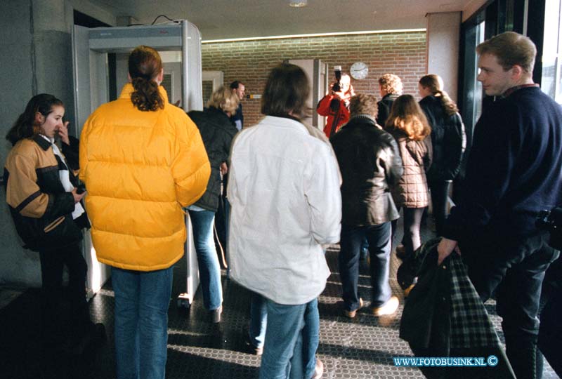 99041505.jpg - WFA :DORDRECHT:15-04-1999:EEN GROTE GROEP SCHOLIEREN UIT GORINCHEM KWAM DE RECHTZAAK IN DORDRECHT BIJ WONEN. IEDEREEN WERDT GECONTROLLERD OP WAPENS EN ANDERE VERBODEN BEZITTINGENHET BEGIN VAN DE RECHTZAAK IN DE RECHTBANK OP HET STEEGPOVERSLOOT  TE DORDRECHT TEGEN DE VERDACHTE VAN DE SCHIETPARTIJ BIJ DISCOTHEEK BACCHUS IN DE KERKSTEEG GORINCHEM WAAR BIJ 2 ONSCHULDIGE MEISJE BIJ OM KWAMEN EN 1 ZWAAR  GEWOND RAAKTEDeze digitale foto blijft eigendom van FOTOPERSBURO BUSINK. Wij hanteren de voorwaarden van het N.V.F. en N.V.J. Gebruik van deze foto impliceert dat u bekend bent  en akkoord gaat met deze voorwaarden bij publicatie.EB/ETIENNE BUSINK