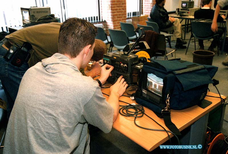 99041506.jpg - DE DORDTENAAR  :DORDRECHT:15-04-1999:IN HET  SPECIAAL INGERICHTRE PERS CENTRUM WORDT GEWERKT AAN DE VERBINDINGEN VOOR TV EN RADIO.HET BEGIN VAN DE RECHTZAAK IN DE RECHTBANK OP HET STEEGPOVERSLOOT  TE DORDRECHT TEGEN DE VERDACHTE VAN DE SCHIETPARTIJ BIJ DISCOTHEEK BACCHUS IN DE KERKSTEEG GORINCHEM WAAR BIJ 2 ONSCHULDIGE MEISJE BIJ OM KWAMEN EN 1 ZWAAR  GEWOND RAAKTEDeze digitale foto blijft eigendom van FOTOPERSBURO BUSINK. Wij hanteren de voorwaarden van het N.V.F. en N.V.J. Gebruik van deze foto impliceert dat u bekend bent  en akkoord gaat met deze voorwaarden bij publicatie.EB/ETIENNE BUSINK