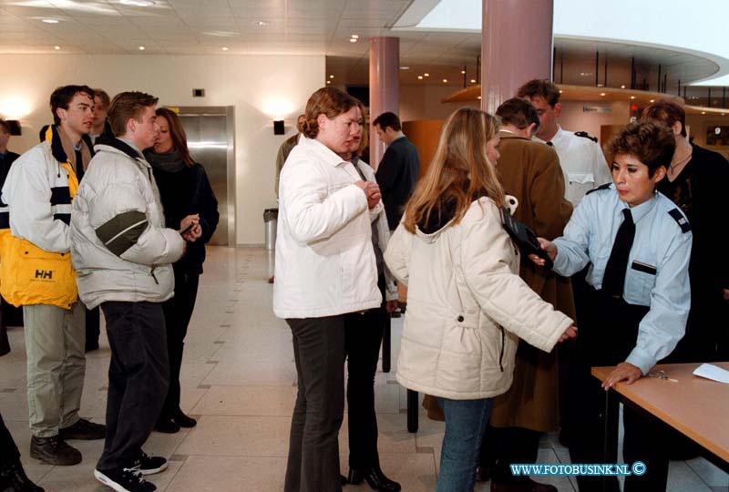 99041509.jpg - WFA :GORINCHEM:15-04-1999:IN HET GEMEENTEHUIS VAN GORINCHEM WERDT SPECIAAL VOOR DE RECHTZITTING VAN DE DADERS VAN DE SCHIETPARTIJ IN DE KERKSTEEG CAFE BACCHUS  IN GORINCHEM.WAARBIJ 2 ONSCHULDIGE MEISJES DE DOOD VONDEN EN 1 ZWAAR GEWOND RAAKTE.EEN ZAAL INGERICHT MET EEN RECHTSTREEKSE VIDIO STRAAL VERBINDING MET DE RECHTBANK OP HET STEEGOVERSLOOT IN DORDRECHT GEREGELD OM DE MENSEN  VIA EEN BELDSCHERM IN DE ZAAL  DIE DE RECHTZAAK WILDE VOLGEN DE GELEGENHEID TE EVEN DIT TE DOEN IN GORINCHEM. FOTO DE CONTROLE WAS OOK IN HET GEMEENTEHUIS VAN GORINCHEM ZEER STRENG IEDEREEN WERDT NAULETEND GEFOEIEERD.Deze digitale foto blijft eigendom van FOTOPERSBURO BUSINK. Wij hanteren de voorwaarden van het N.V.F. en N.V.J. Gebruik van deze foto impliceert dat u bekend bent  en akkoord gaat met deze voorwaarden bij publicatie.EB/ETIENNE BUSINK