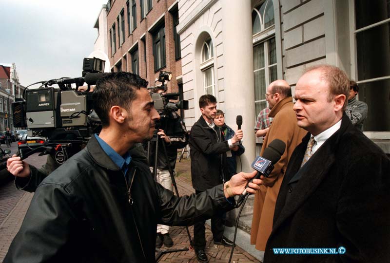 99041601.jpg - WFA :DORDRECHT:16-04-1999:ADVOCAAT VERDACHT  (  MAN RECHTS OP FOTO IN HET ZWART  ) STAP OP EN LAAT VERDACHTE ACHTER IN DE RECHTBANK OP HET STEEGPOVERSLOOT  TE DORDRECHT TEGEN DE VERDACHTE VAN DE SCHIETPARTIJ BIJ DISCOTHEEK BACCHUS IN DE KERKSTEEG GORINCHEM WAAR BIJ 2 ONSCHULDIGE MEISJE BIJ OM KWAMEN EN 1 ZWAAR  GEWOND RAAKTEDeze digitale foto blijft eigendom van FOTOPERSBURO BUSINK. Wij hanteren de voorwaarden van het N.V.F. en N.V.J. Gebruik van deze foto impliceert dat u bekend bent  en akkoord gaat met deze voorwaarden bij publicatie.EB/ETIENNE BUSINK