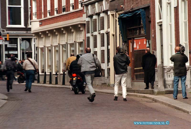 99041602.jpg - WFA :DORDRECHT:16-04-1999:ADVOCAAT VERDACHT (  MAN RECHTS OP FOTO IN HET ZWART ) STAP OP EN LAAT VERDACHTE ACHTER IN DE RECHTBANK OP HET STEEGPOVERSLOOT  TE DORDRECHT TEGEN DE VERDACHTE VAN DE SCHIETPARTIJ BIJ DISCOTHEEK BACCHUS IN DE KERKSTEEG GORINCHEM WAAR BIJ 2 ONSCHULDIGE MEISJE BIJ OM KWAMEN EN 1 ZWAAR  GEWOND RAAKTEDeze digitale foto blijft eigendom van FOTOPERSBURO BUSINK. Wij hanteren de voorwaarden van het N.V.F. en N.V.J. Gebruik van deze foto impliceert dat u bekend bent  en akkoord gaat met deze voorwaarden bij publicatie.EB/ETIENNE BUSINK