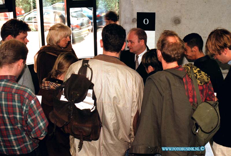 99041603.jpg - WFA :DORDRECHT:16-04-1999:ADVOCAAT VERDACHT STAP OP EN LAAT VERDACHTE ACHTER IN DE RECHTBANK OP HET STEEGPOVERSLOOT  TE DORDRECHT TEGEN DE VERDACHTE VAN DE SCHIETPARTIJ BIJ DISCOTHEEK BACCHUS IN DE KERKSTEEG GORINCHEM WAAR BIJ 2 ONSCHULDIGE MEISJE BIJ OM KWAMEN EN 1 ZWAAR  GEWOND RAAKTEDeze digitale foto blijft eigendom van FOTOPERSBURO BUSINK. Wij hanteren de voorwaarden van het N.V.F. en N.V.J. Gebruik van deze foto impliceert dat u bekend bent  en akkoord gaat met deze voorwaarden bij publicatie.EB/ETIENNE BUSINK