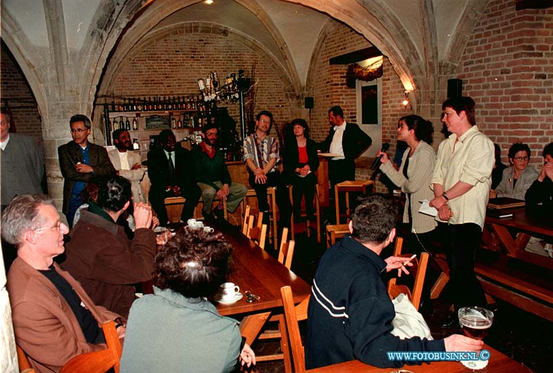 99041608.jpg - DE STEM VAN DORDT :DORDRECHT:16-04-1999:DISCUSSIE DISCRIMINATIE ABEIDSMARKT IN DE RAADSKELDER VAN HET STADHUISDeze digitale foto blijft eigendom van FOTOPERSBURO BUSINK. Wij hanteren de voorwaarden van het N.V.F. en N.V.J. Gebruik van deze foto impliceert dat u bekend bent  en akkoord gaat met deze voorwaarden bij publicatie.EB/ETIENNE BUSINK