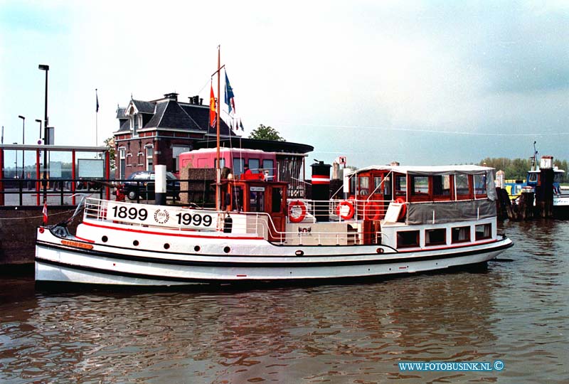 99041610.jpg - DE STEM VAN DORDT :DORDRECHT:16-04-1999: 100 JARIGE VEERDIENST 3 IN RIEDIJKSHAVEN DORDRECHTDeze digitale foto blijft eigendom van FOTOPERSBURO BUSINK. Wij hanteren de voorwaarden van het N.V.F. en N.V.J. Gebruik van deze foto impliceert dat u bekend bent  en akkoord gaat met deze voorwaarden bij publicatie.EB/ETIENNE BUSINK