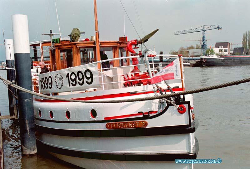 99041611.jpg - DE STEM VAN DORDT :DORDRECHT:16-04-1999: 100 JARIGE VEERDIENST 3 IN RIEDIJKSHAVEN DORDRECHTDeze digitale foto blijft eigendom van FOTOPERSBURO BUSINK. Wij hanteren de voorwaarden van het N.V.F. en N.V.J. Gebruik van deze foto impliceert dat u bekend bent  en akkoord gaat met deze voorwaarden bij publicatie.EB/ETIENNE BUSINK