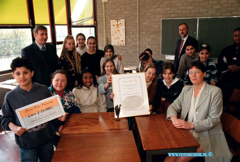 99041612.jpg - DE STEM VAN DORDT :DORDRECHT:16-04-1999:STEDELIJK DALTON COLLEGE EULERLAAN 51 DORDRECHT HEEFT DE WYNARD WIJEN PRIJS GEWONNEN DIRCTRISE KNOET OP DE FOTO MET PRIJSDeze digitale foto blijft eigendom van FOTOPERSBURO BUSINK. Wij hanteren de voorwaarden van het N.V.F. en N.V.J. Gebruik van deze foto impliceert dat u bekend bent  en akkoord gaat met deze voorwaarden bij publicatie.EB/ETIENNE BUSINK