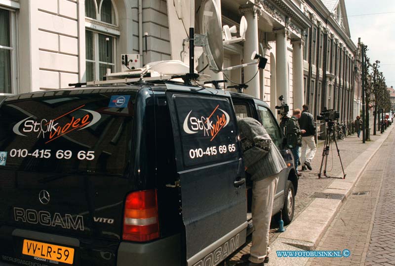 99041614.jpg - WERBSITE VAN FOTOPERSBURO BUSINK :DORDRECHT:16-04-1999: STEEGOVRERSLOOT NABIJ RECHTBANK VIDEOWAGEN MET SATLEIET SCHOTEL VAN PAUL STOLKDeze digitale foto blijft eigendom van FOTOPERSBURO BUSINK. Wij hanteren de voorwaarden van het N.V.F. en N.V.J. Gebruik van deze foto impliceert dat u bekend bent  en akkoord gaat met deze voorwaarden bij publicatie.EB/ETIENNE BUSINK