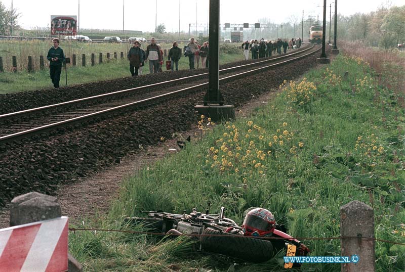 99041701.jpg - WFA :schelluinen:17-04-1999:een moterrijder bost tegen  een tein en overlijdt hier bij .de spoorgang was voor zien van bomen de oorzaak blijft nog onbenkend. het trein verkeer lag uren plat en de reigers die in de trein zatten werden per bus naar het station in dordrecht gebracht om hun reis verder te vervolgen.Deze digitale foto blijft eigendom van FOTOPERSBURO BUSINK. Wij hanteren de voorwaarden van het N.V.F. en N.V.J. Gebruik van deze foto impliceert dat u bekend bent  en akkoord gaat met deze voorwaarden bij publicatie.EB/ETIENNE BUSINK