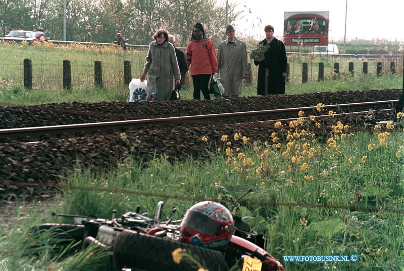 99041702.jpg - WFA :schelluinen:17-04-1999:een moterrijder bost tegen  een tein en overlijdt hier bij .de spoorgang was voor zien van bomen de oorzaak blijft nog onbenkend. het trein verkeer lag uren plat en de reigers die in de trein zatten werden per bus naar het station in dordrecht gebracht om hun reis verder te vervolgen.Deze digitale foto blijft eigendom van FOTOPERSBURO BUSINK. Wij hanteren de voorwaarden van het N.V.F. en N.V.J. Gebruik van deze foto impliceert dat u bekend bent  en akkoord gaat met deze voorwaarden bij publicatie.EB/ETIENNE BUSINK