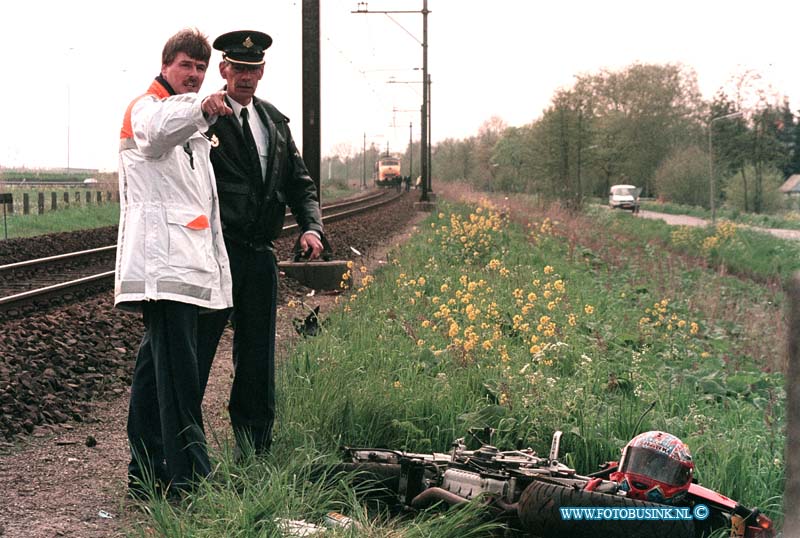 99041703.jpg - DE DORDTENAAR :schelluinen:17-04-1999:een moterrijder bost tegen  een tein en overlijdt hier bij .de spoorgang was voor zien van bomen de oorzaak blijft nog onbenkend. het trein verkeer lag uren plat en de reigers die in de trein zatten werden per bus naar het station in dordrecht gebracht om hun reis verder te vervolgen.Deze digitale foto blijft eigendom van FOTOPERSBURO BUSINK. Wij hanteren de voorwaarden van het N.V.F. en N.V.J. Gebruik van deze foto impliceert dat u bekend bent  en akkoord gaat met deze voorwaarden bij publicatie.EB/ETIENNE BUSINK